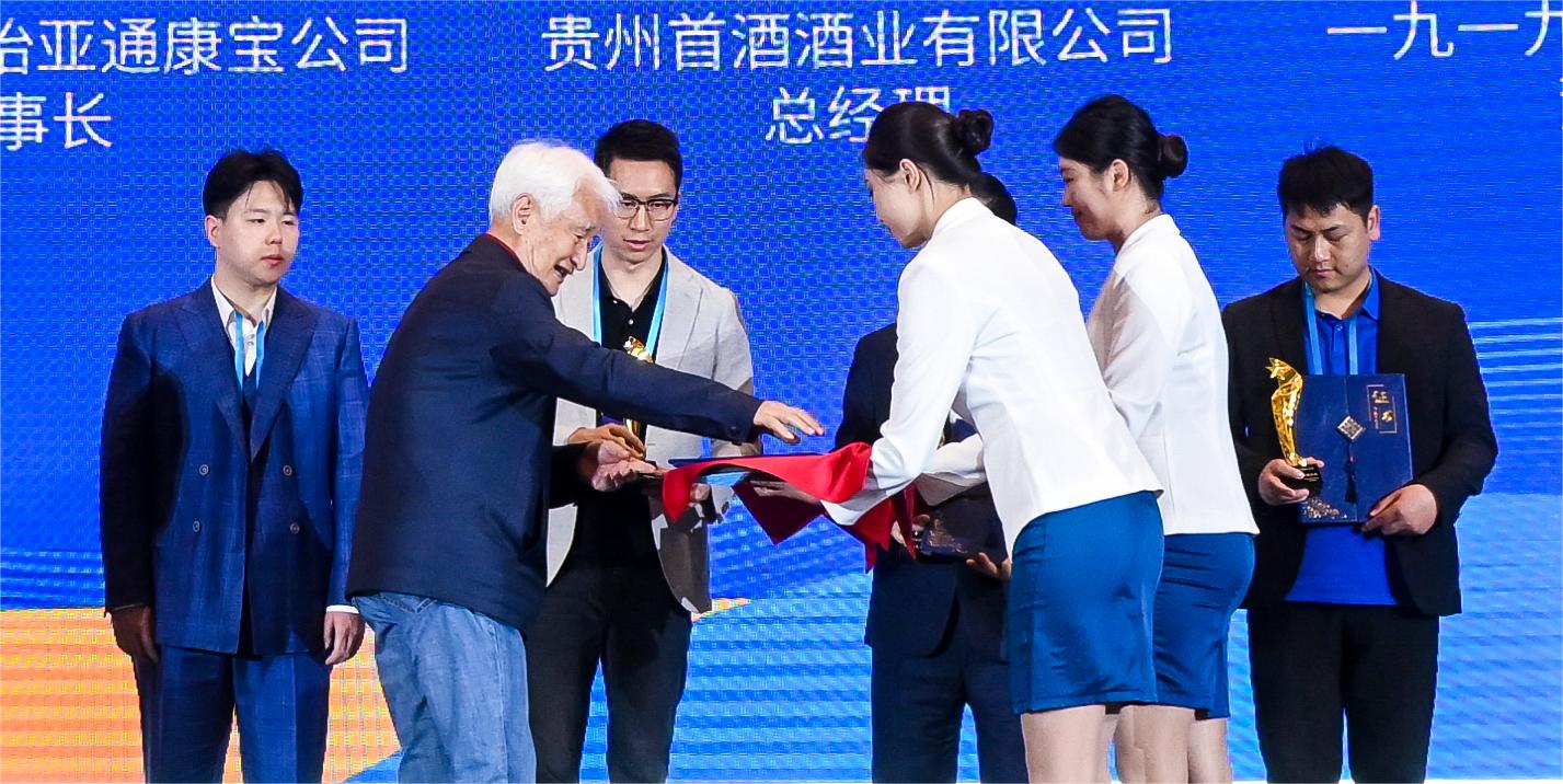 仁怀颁授“酱酒文化传播大使”持续引关注——一项荣誉 汇聚精英人群 仁怀颁授“酱酒文化传播大使”持续引关注——一项荣誉 汇聚精英人群