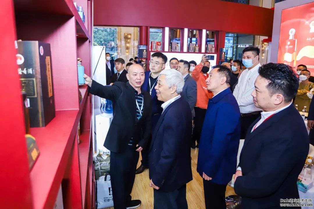 聚焦春糖|刘员、刘进到仁怀酱香酒展区巡馆 聚焦春糖|刘员、刘进到仁怀酱香酒展区巡馆